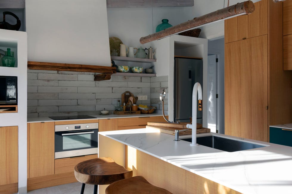 cocina rústica decorada en blanco con puertas y cajones de madera