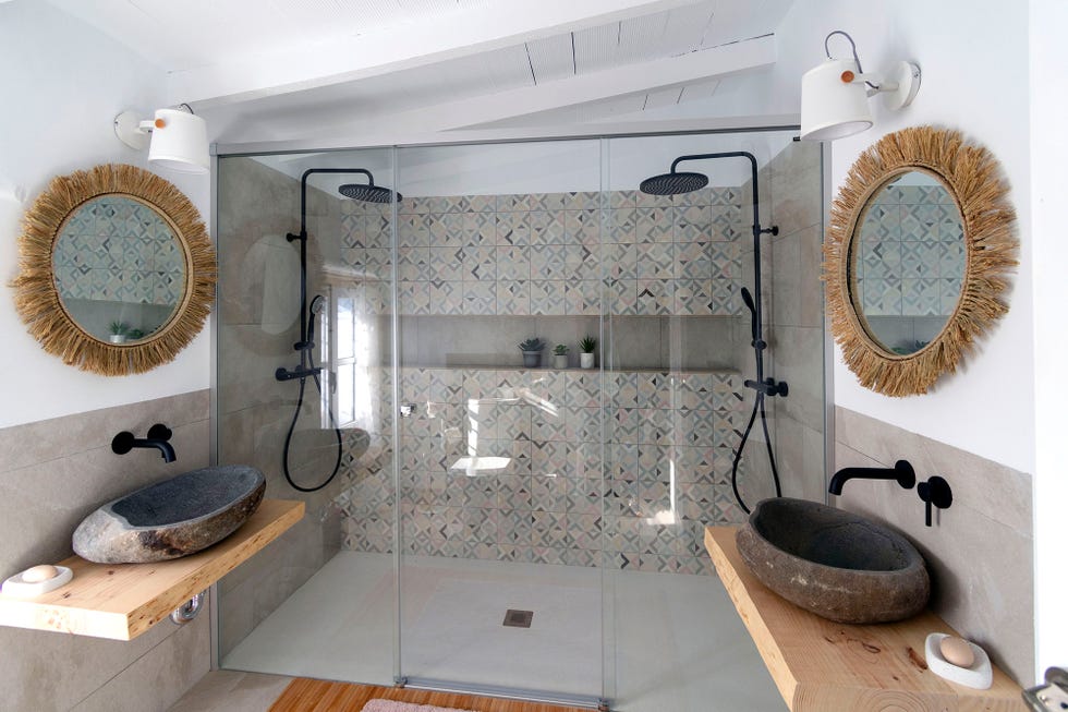 baño de estilo boho con dos duchas
