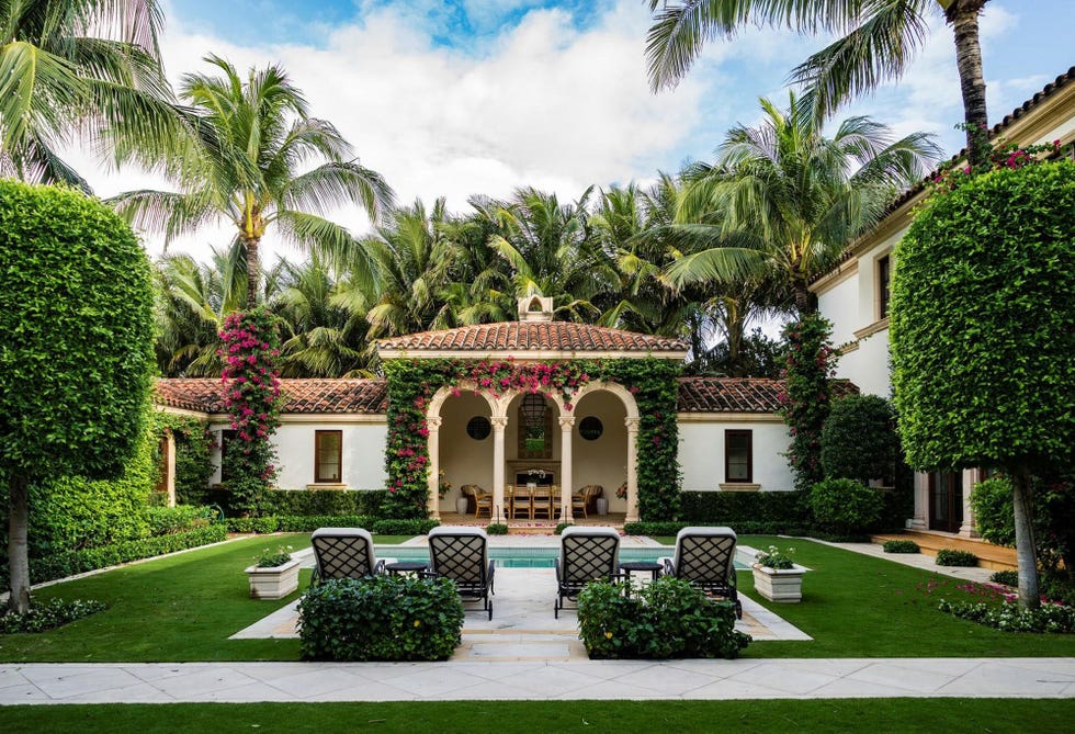 porche de estilo colonial con enredaderas y piscina