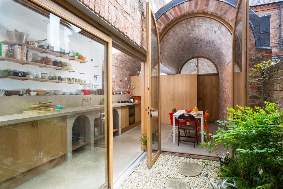 Casa de estilo victoriano reformada con bóvedas arquitectónicas