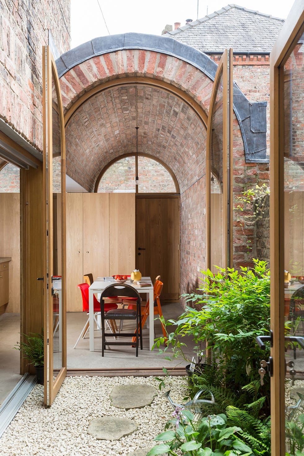 Casa de estilo victoriano reformada con bóvedas arquitectónicas