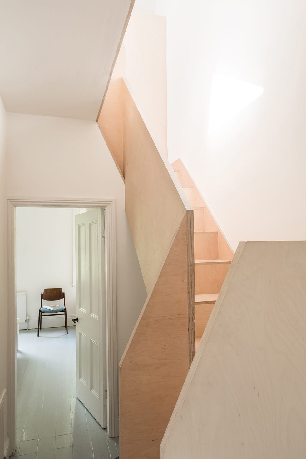 Casa de estilo victoriano reformada con bóvedas arquitectónicas