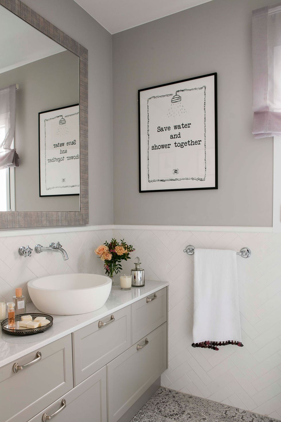 baño retro con mueble a medida y grifo empotrado