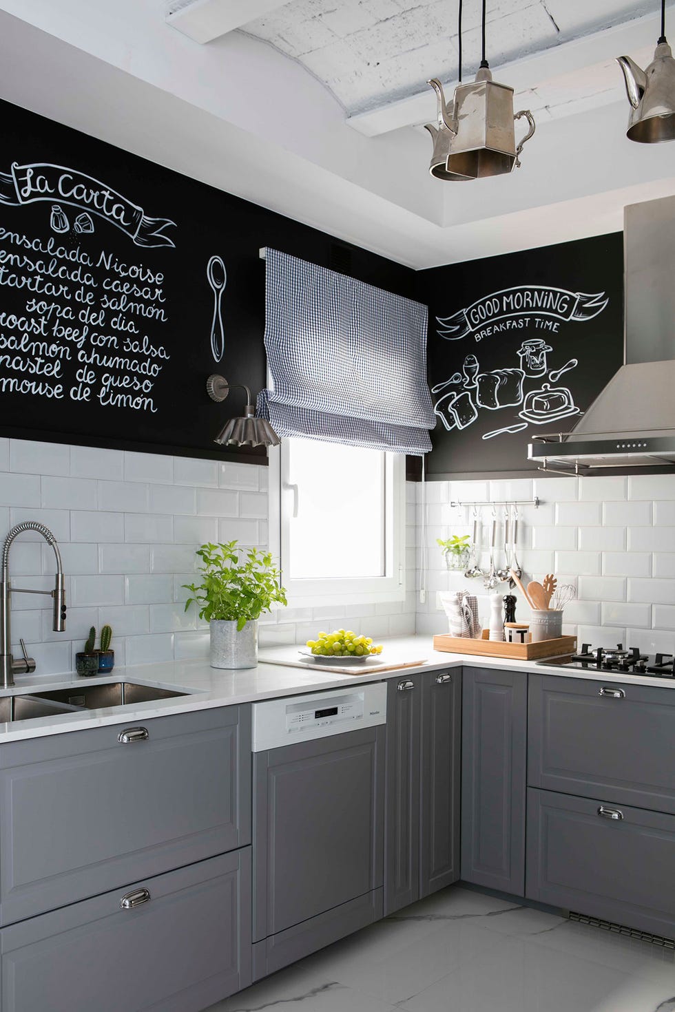 cocina retro con pintura de pared y muebles grises