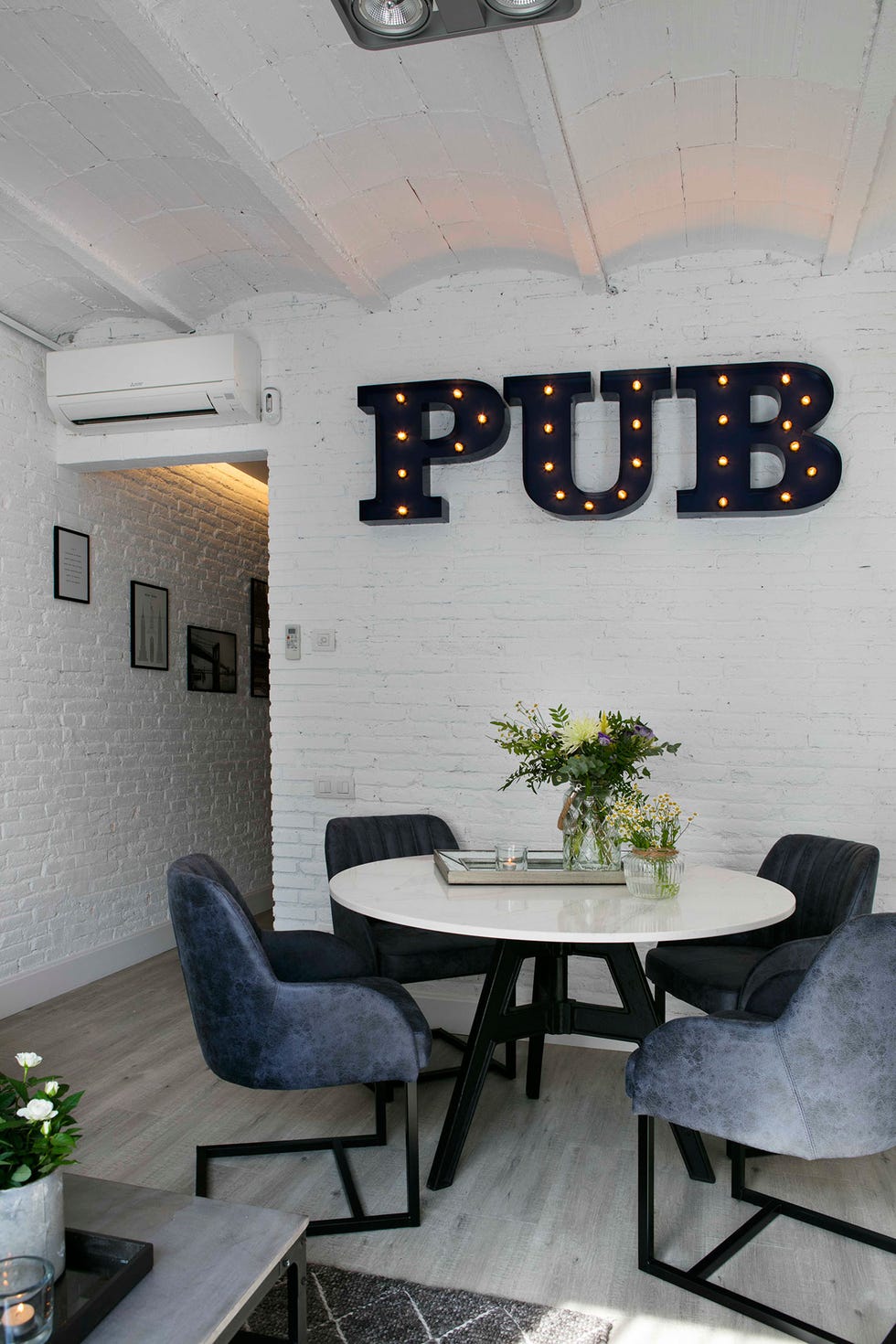 comedor reformado con techo de bóvedas y letras led