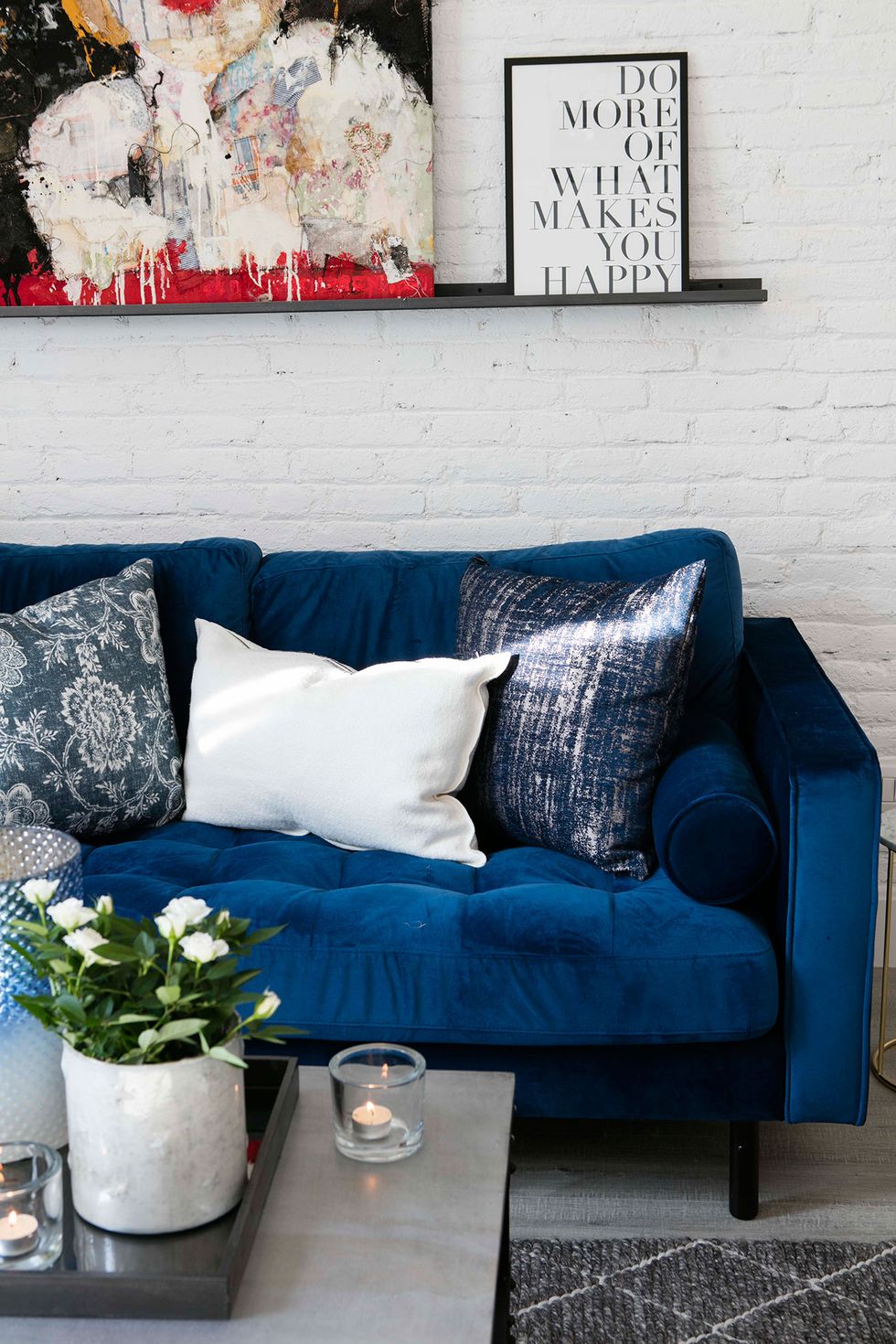 sofá de terciopelo azul