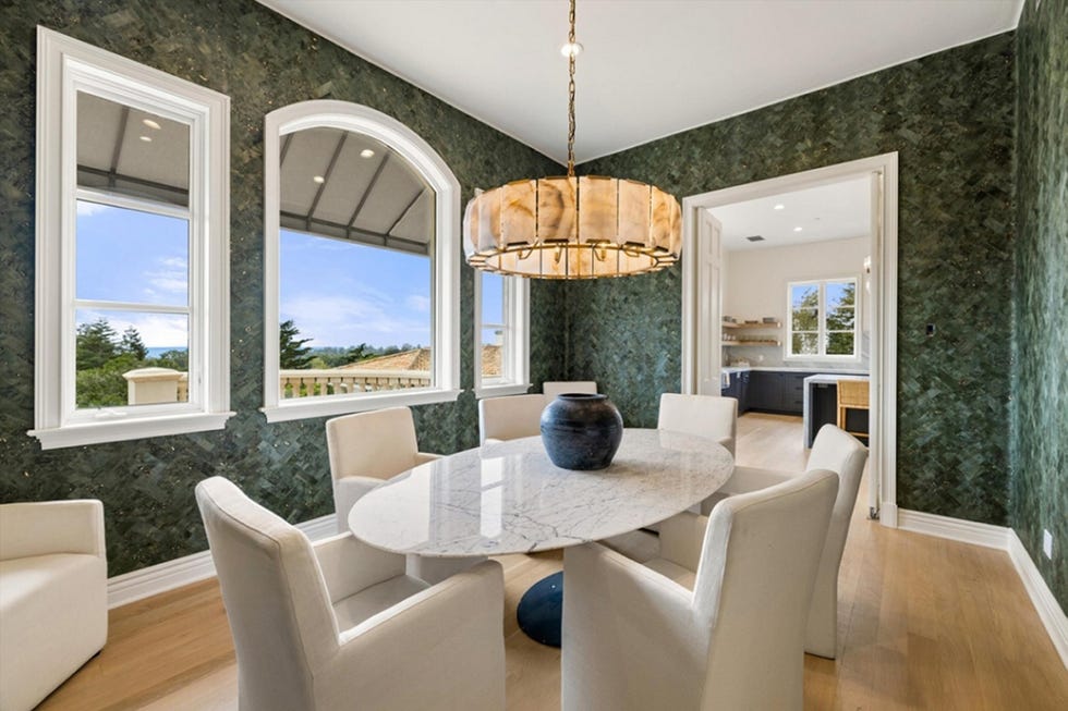 casa de cameron diaz, la mansión tiene una cocina con isla y comedor