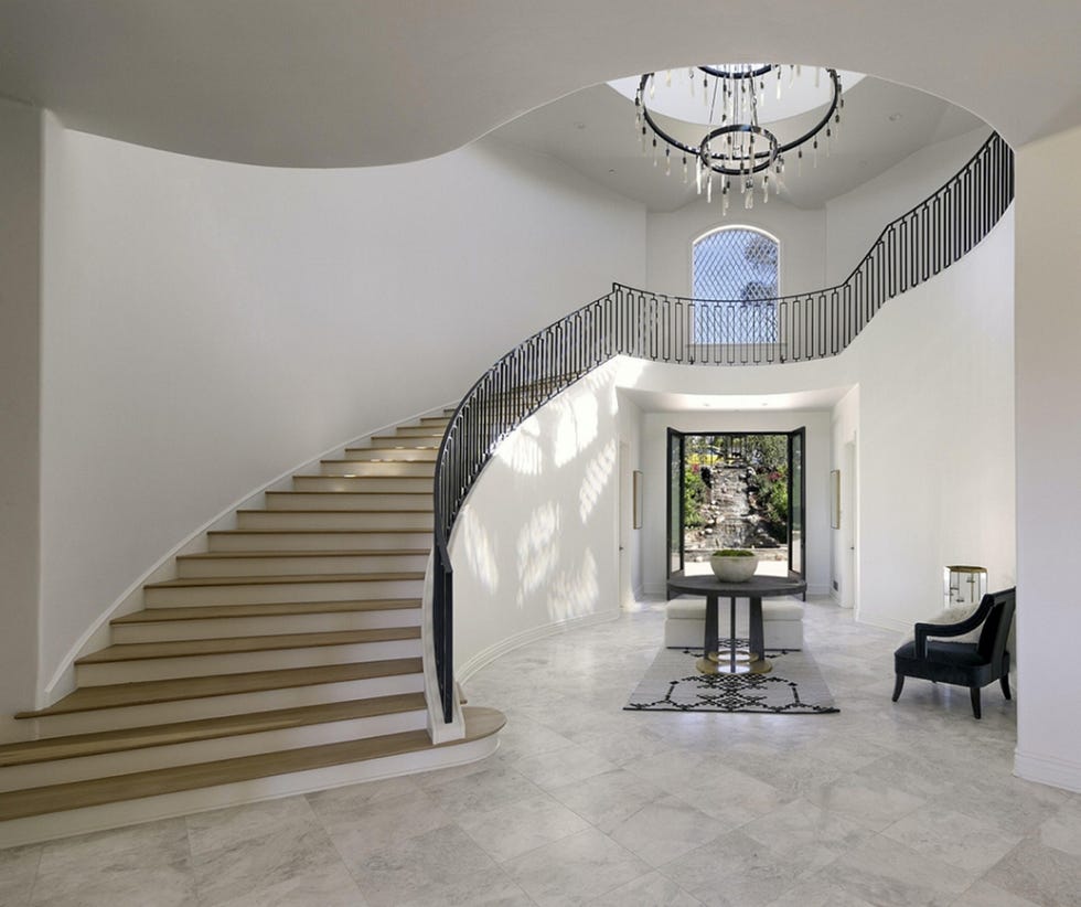 casa de cameron diaz, la mansión tiene un vestíbulo con cúpula y escalera de caracol