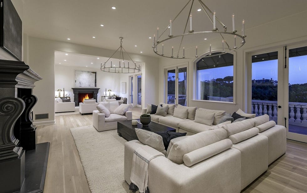 casa de cameron diaz, la mansión cuenta con dos salones vestidos de blanco con chimeneas con molduras