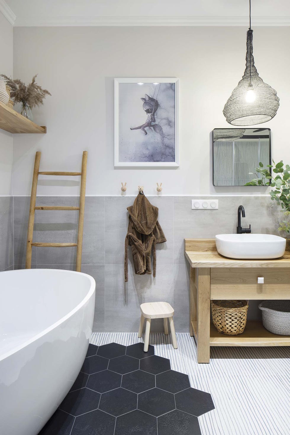 una casa de campo estilo nórdico baño con bañera exenta