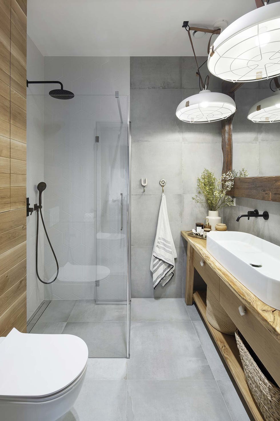una casa de campo estilo nórdico baño con ducha