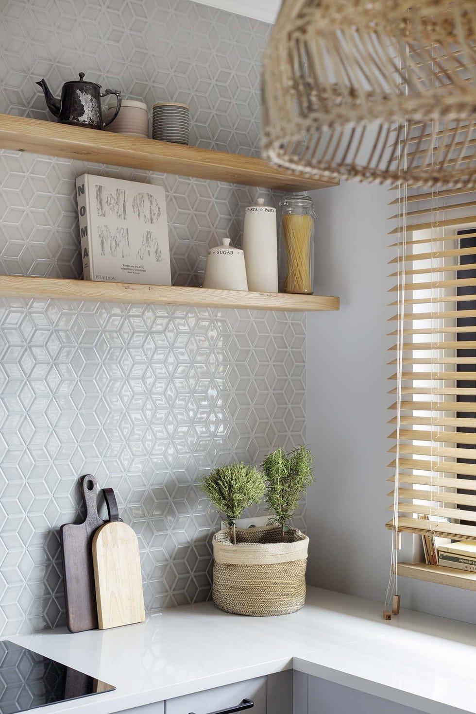 una casa de campo estilo nórdico cocina gris con baldas de madera