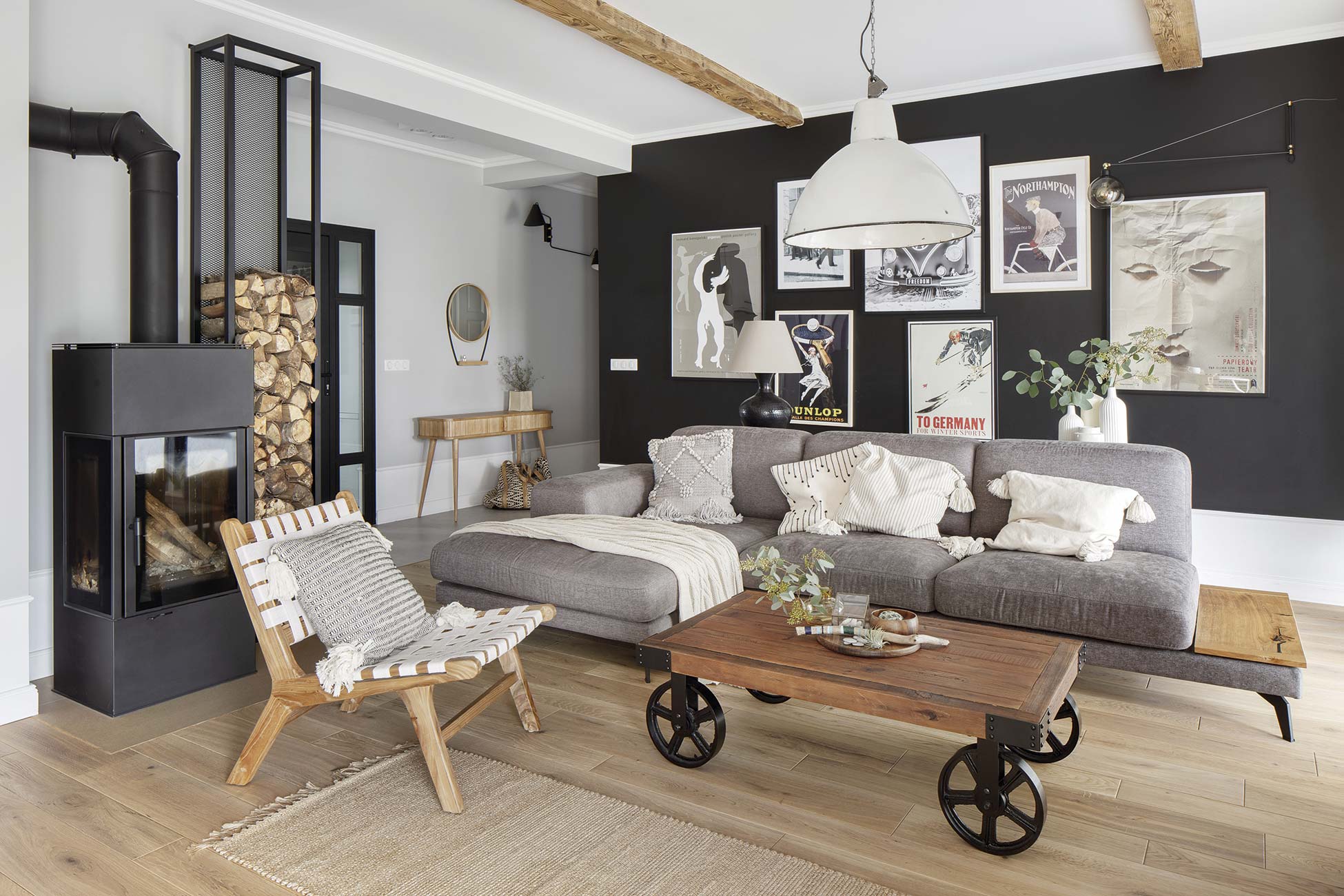 una casa de campo estilo nórdico: salón en colores grises con chimenea de hierro