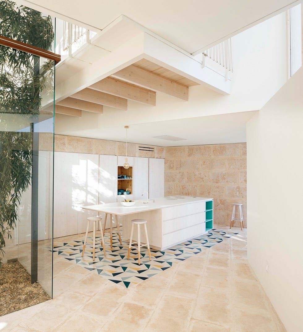 https://hips.hearstapps.com/hmg-prod/images/casa-canyis-mallorca-moderna-cocina-blanca-azulejos-1625639840.jpg?crop=1xw:1xh;center,top&resize=980:*