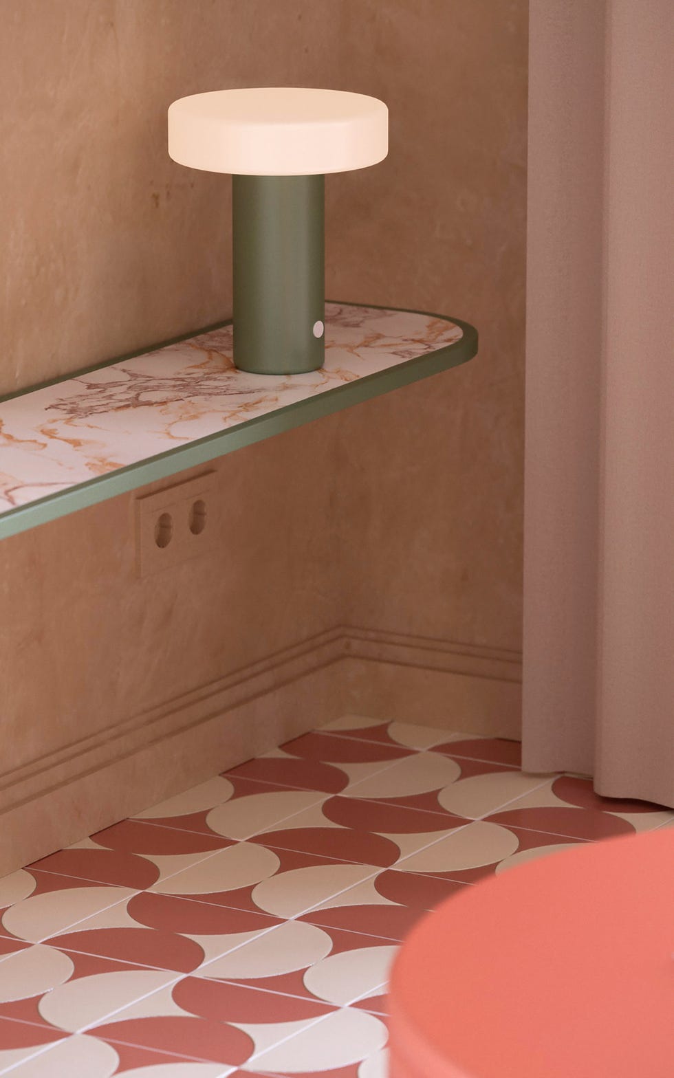 el estudio cateto cateto diseñauna original casa pequeña con distribución abierta en sevilla que comparte el espacio del dormitorio en suite con el salóncomedor y la cocina