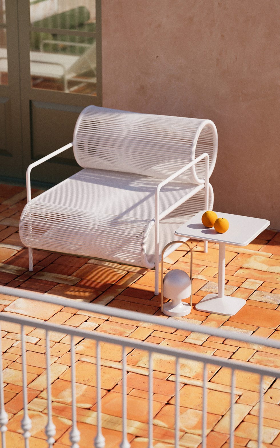 el estudio cateto cateto diseñauna original casa pequeña con distribución abierta en sevilla que comparte el espacio del dormitorio en suite con el salóncomedor y la cocina