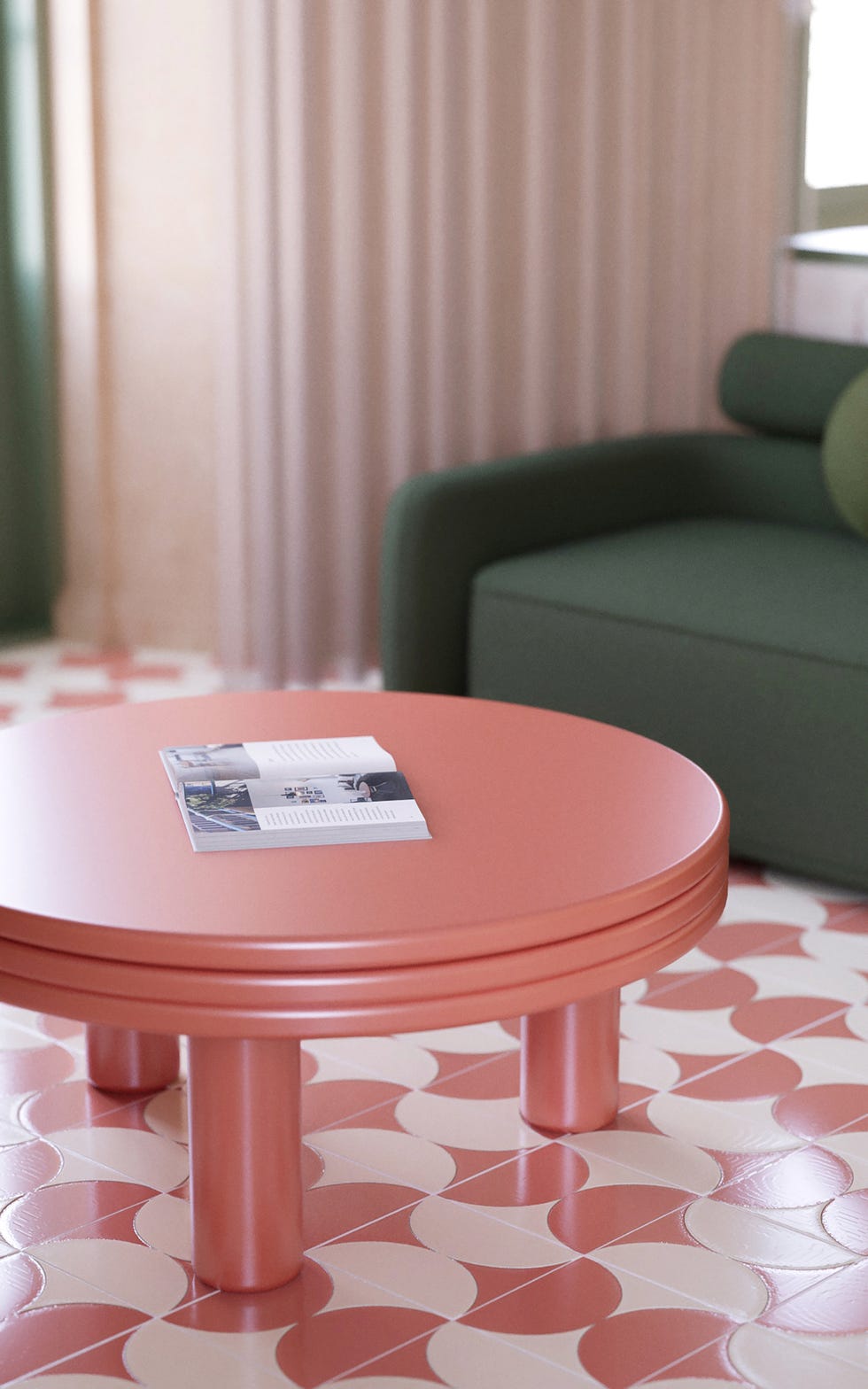 el estudio cateto cateto diseñauna original casa pequeña con distribución abierta en sevilla que comparte el espacio del dormitorio en suite con el salóncomedor y la cocina