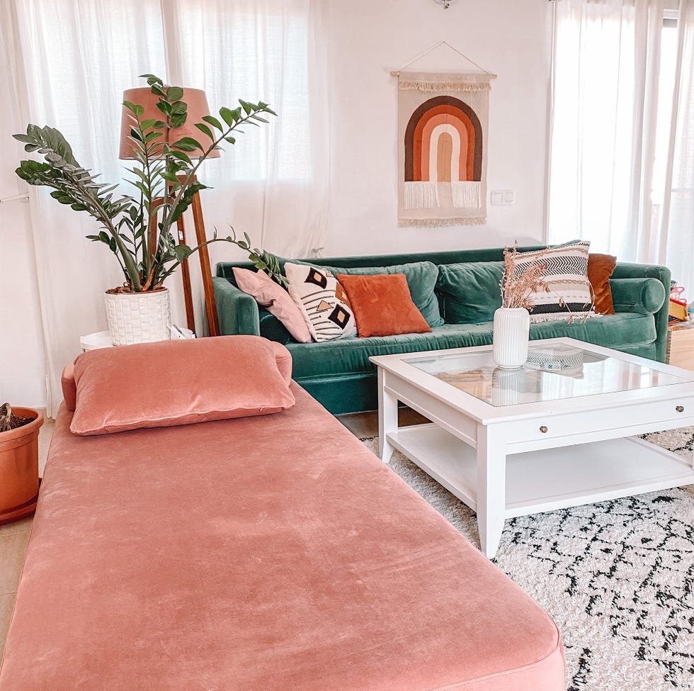 salón de estilo boho con un sofá y daybed de terciopelo en colores pastel