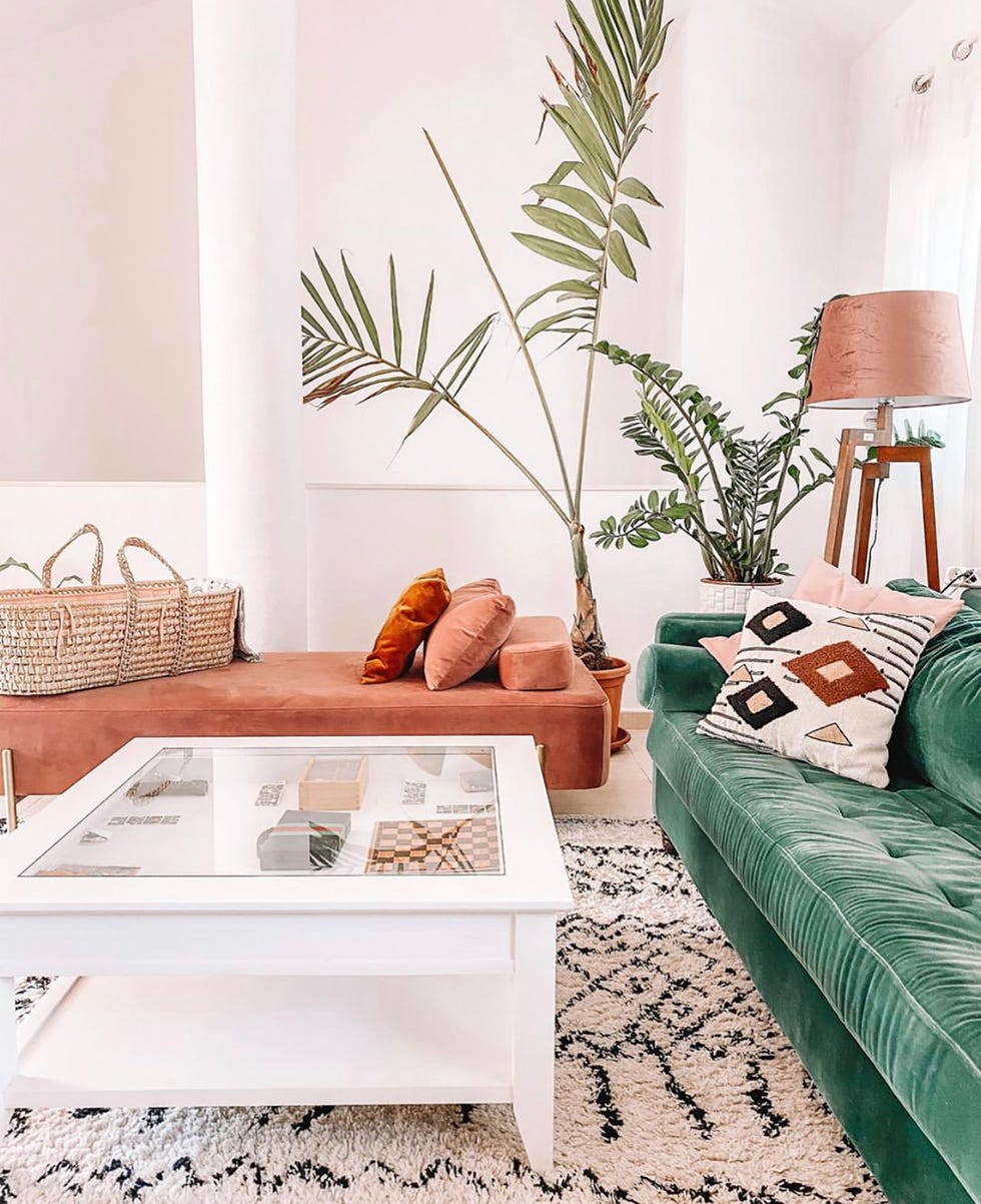 salón de estilo boho con un sofá y daybed de terciopelo en colores pastel