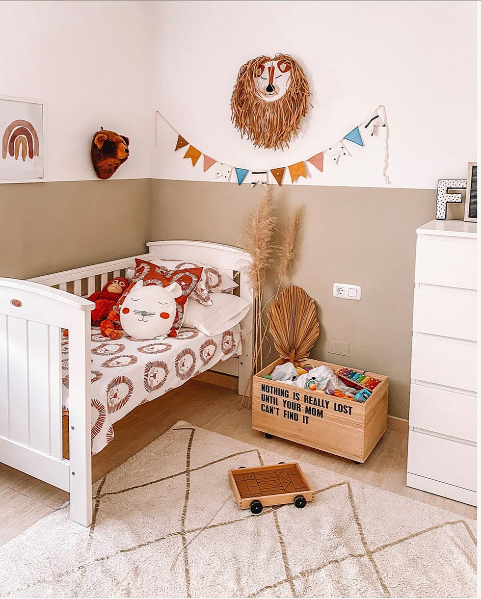habitación infantil de estilo boho y nórdico decorada en tonos terrosos