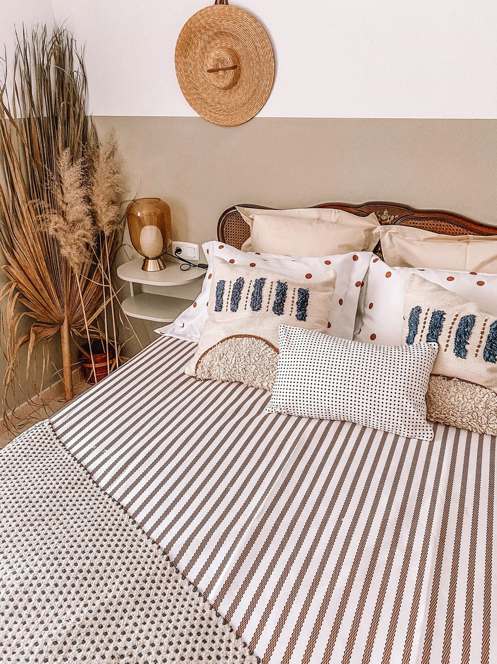 dormitorio de estilo boho decorado en tonos terrosos