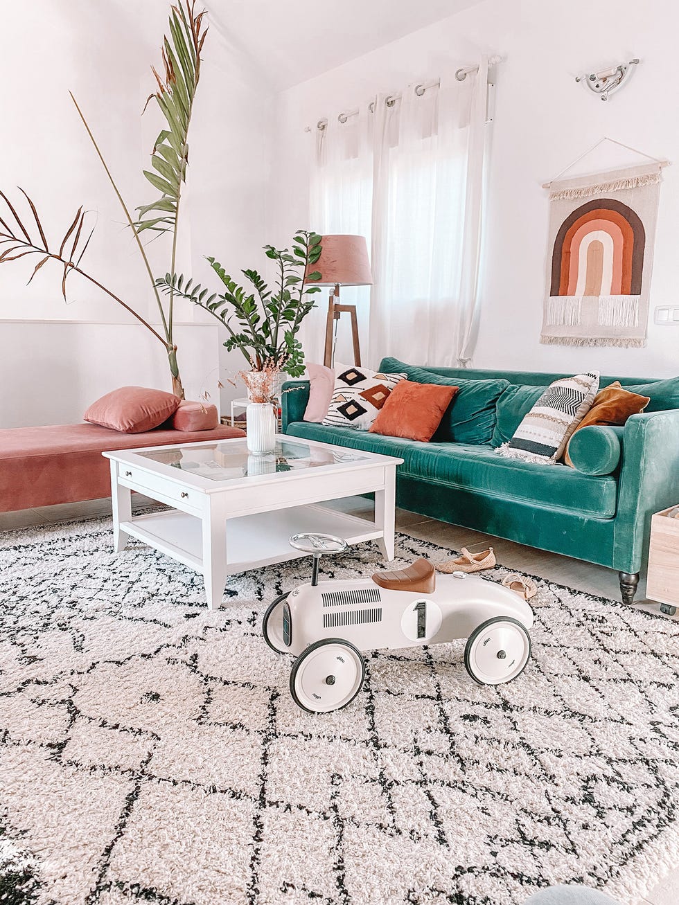 salón de estilo boho decorado en tonos pasteles y terrosos