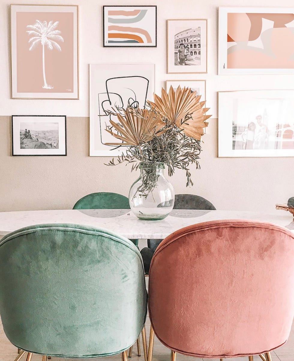 comedor boho chic con mesa de mármol y sillas de terciopelo en colores pastel