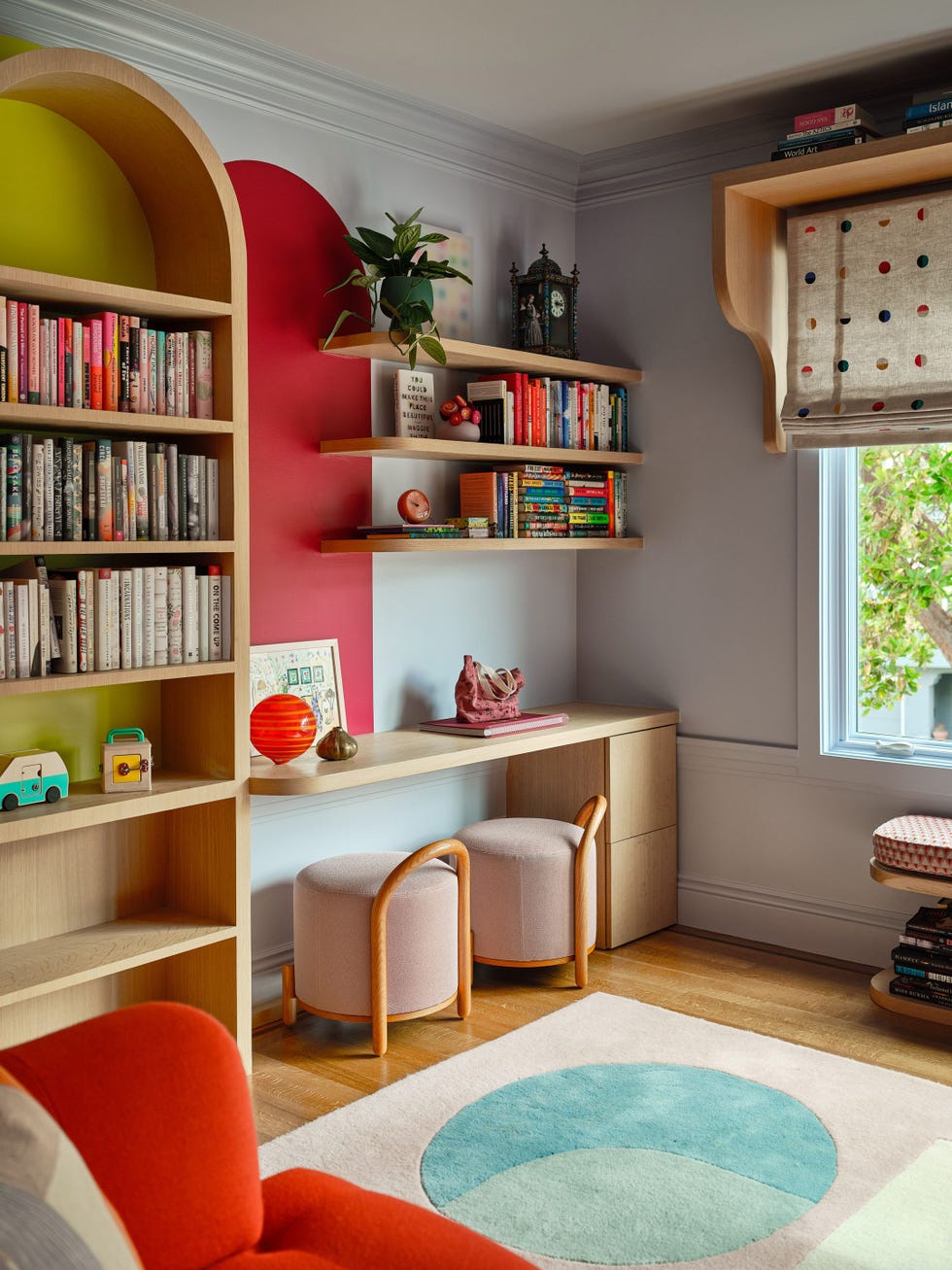 una casa centenaria reformada a todo color con muebles de diseño