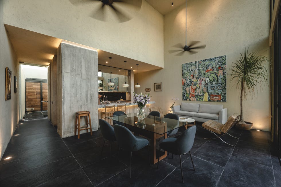 casa de hormigon, estrecha y alargada, que resuelve la distribucion en dos volumenes conectados por un patio