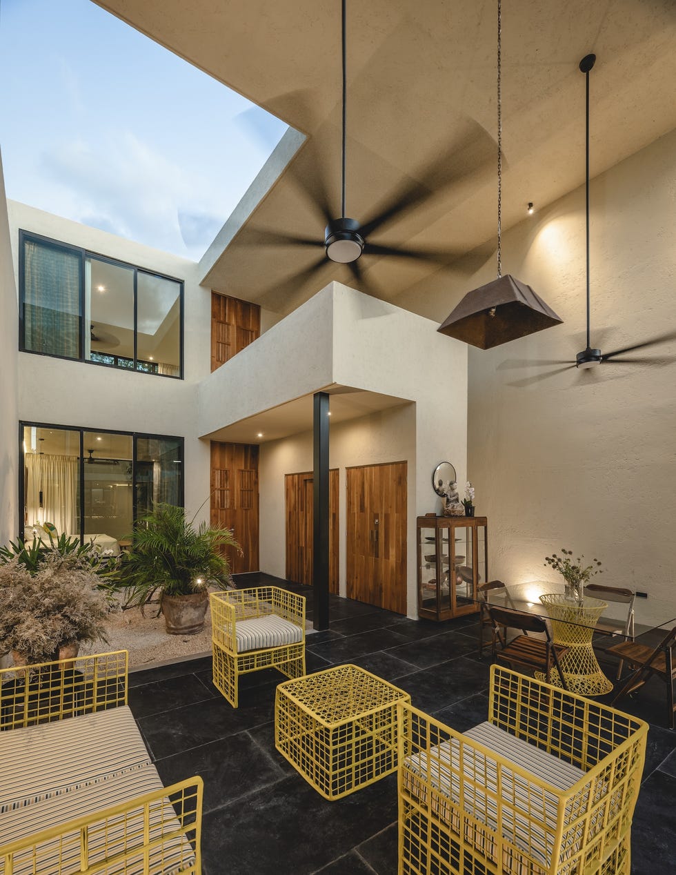 casa de hormigon, estrecha y alargada, que resuelve la distribucion en dos volumenes conectados por un patio