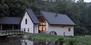 casa sostenible de diseño que era un antiguo molino, en república checa