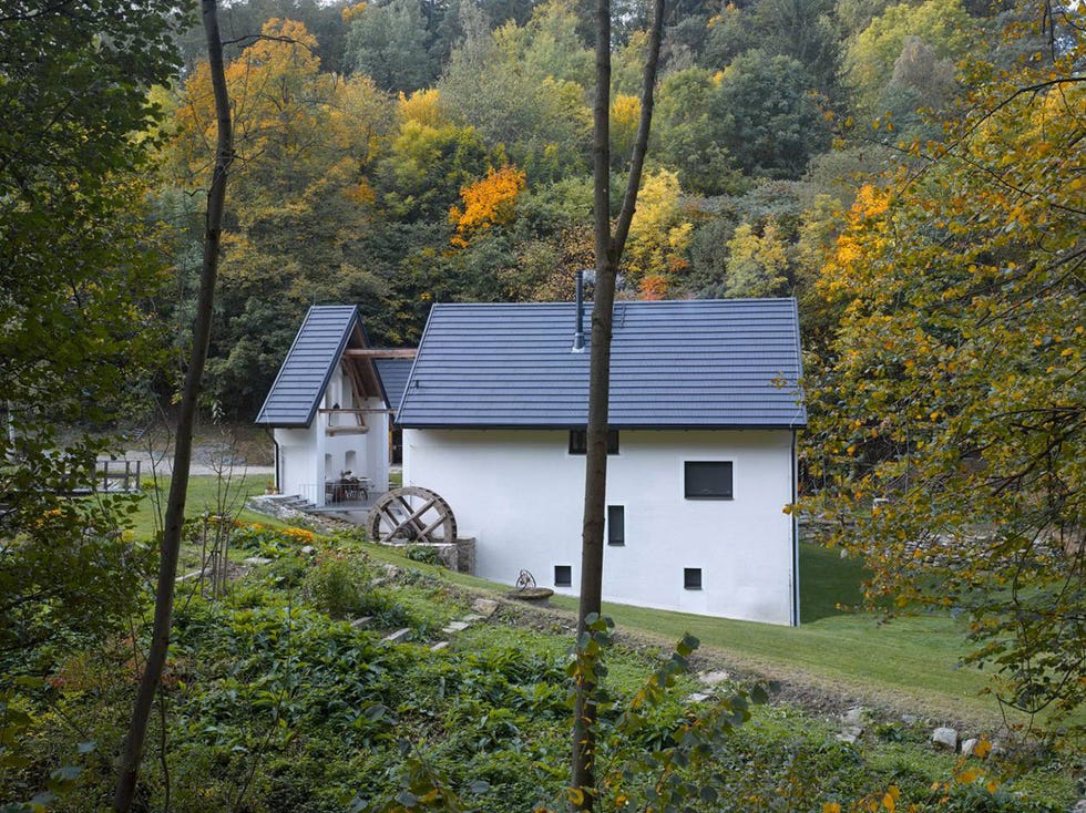 casa sostenible de diseño que era un antiguo molino, en república checa