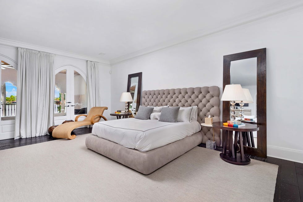 dormitorio decorado en tonos neutros con cabecero capitoné en terciopelo en color topo