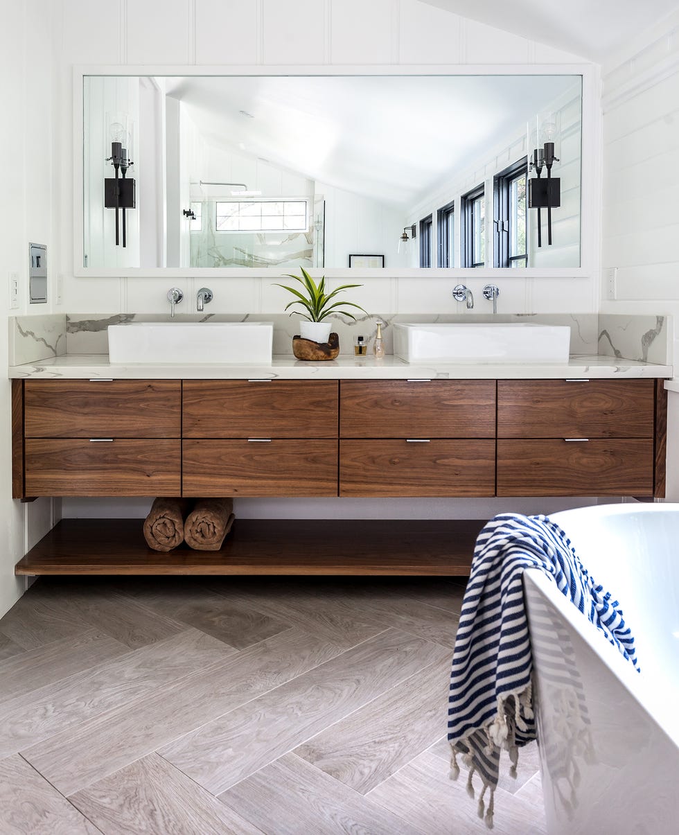 baño de diseño moderno con mueble de madera con cajones y dos lavamanos