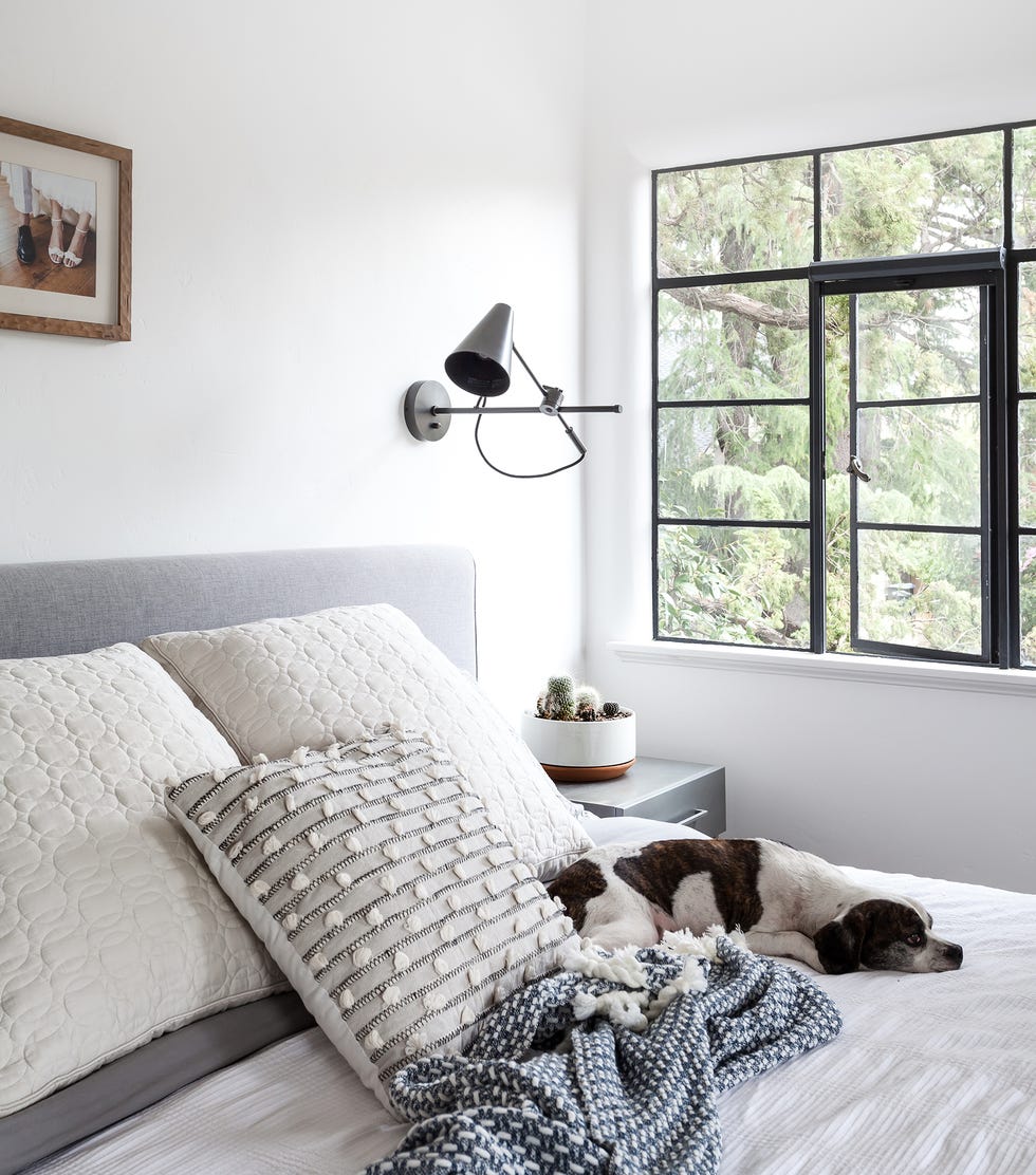 dormitorio con cabecero tapizado en color gris