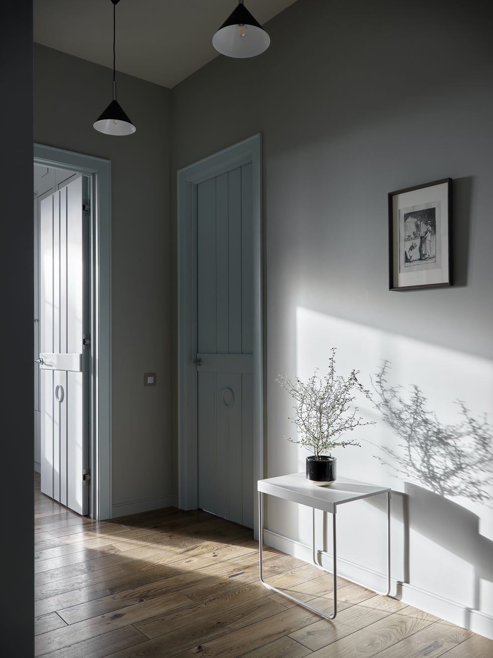 pasillo distribuidor con mesa auxiliar blanca de diseño moderno