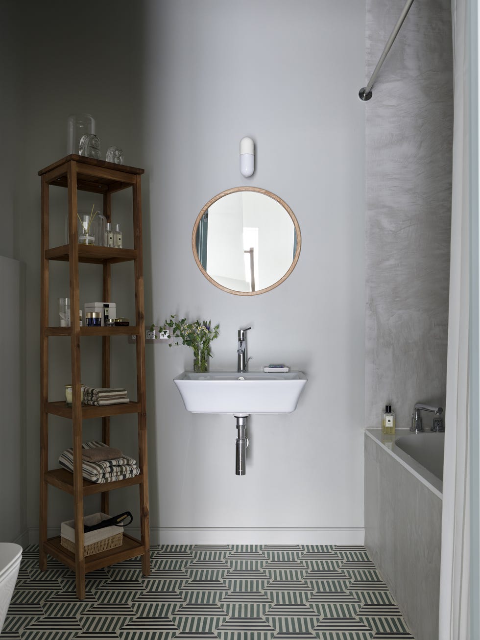 baño moderno con bañera y suelo de azulejos geométricos