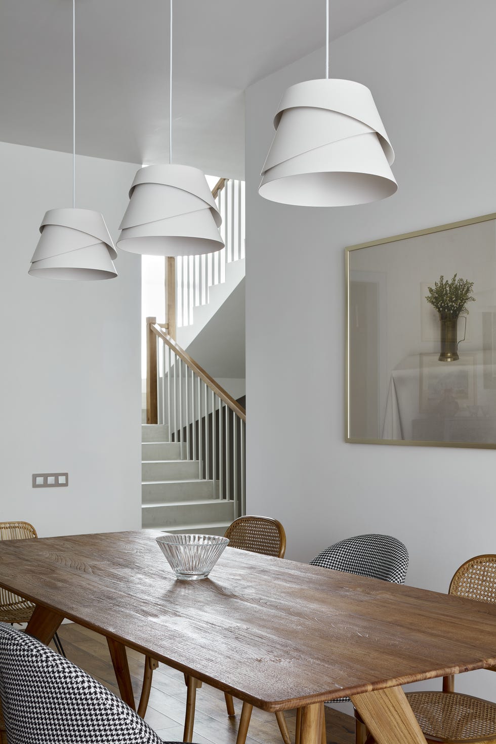 comedor de diseño contemporáneo con mesa de madera