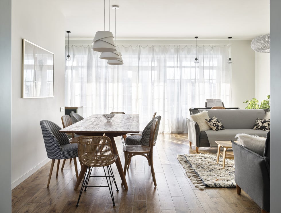 salón comedor de diseño contemporáneo decorado en tonos grises y madera