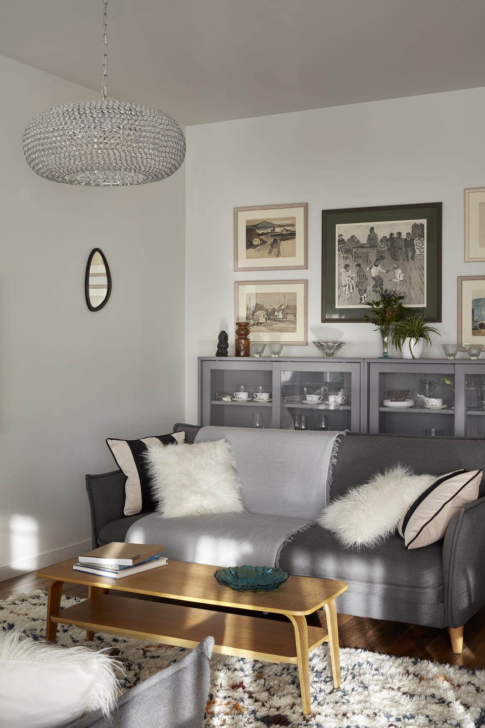 salón de diseño contemporáneo decorado en tonos grises