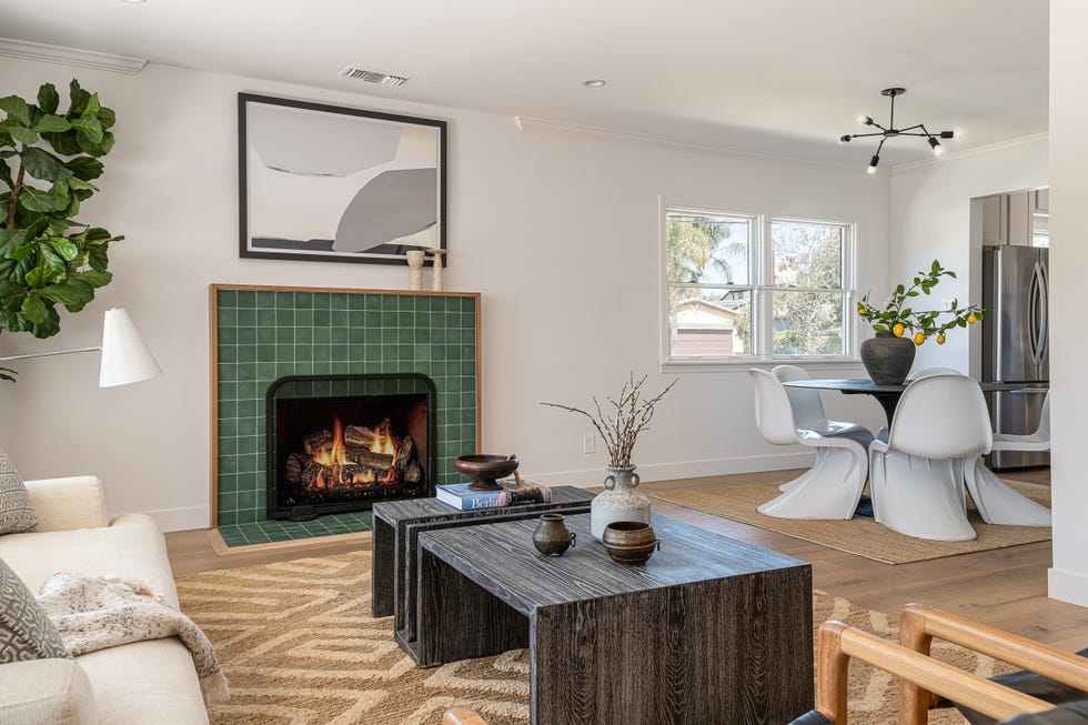 salón con chimenea de estilo scandifornian