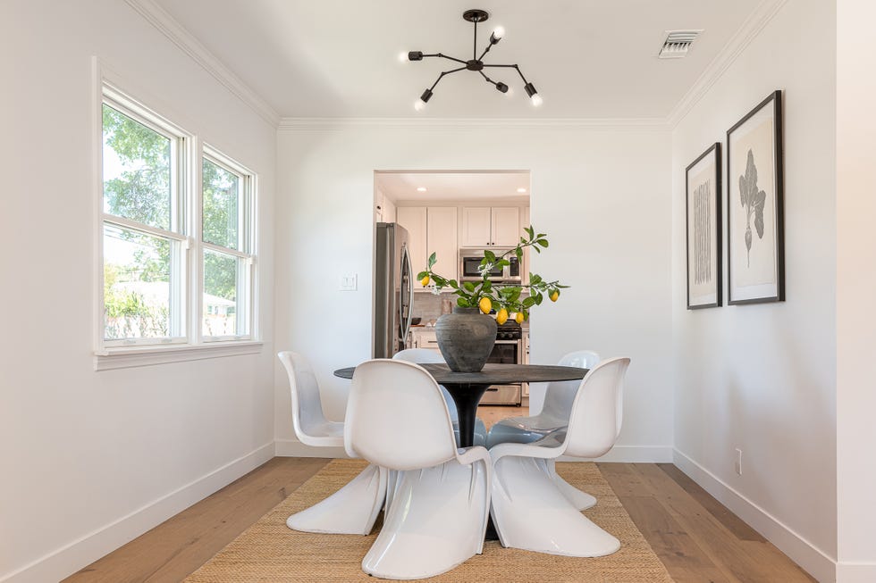 comedor de diseño moderno con mesa redonda y sillas blancas tipo venus