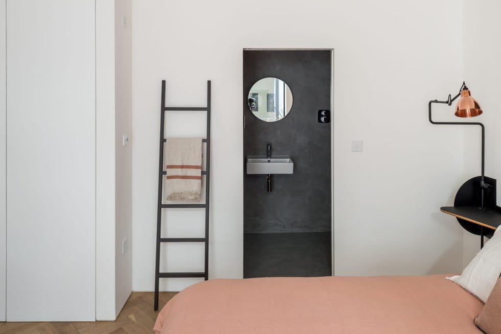 dormitorio con baño en suite