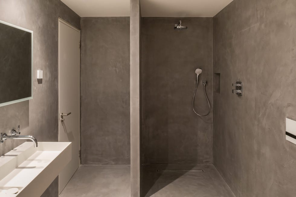 baño con ducha de obra de cemento pulido