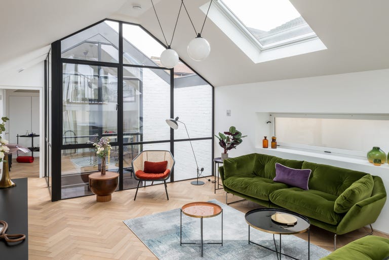 salón de diseño contemporáneo con una cristalera con vistas al patio interior