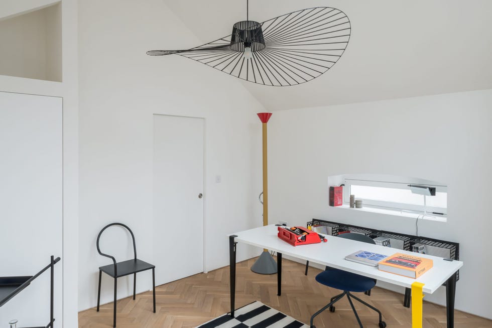 estudio de diseño moderno decorado en blanco