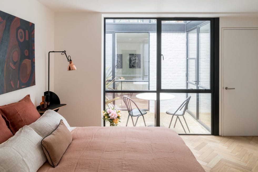 dormitorio decorado en tonos empolvados abierto al patio interior