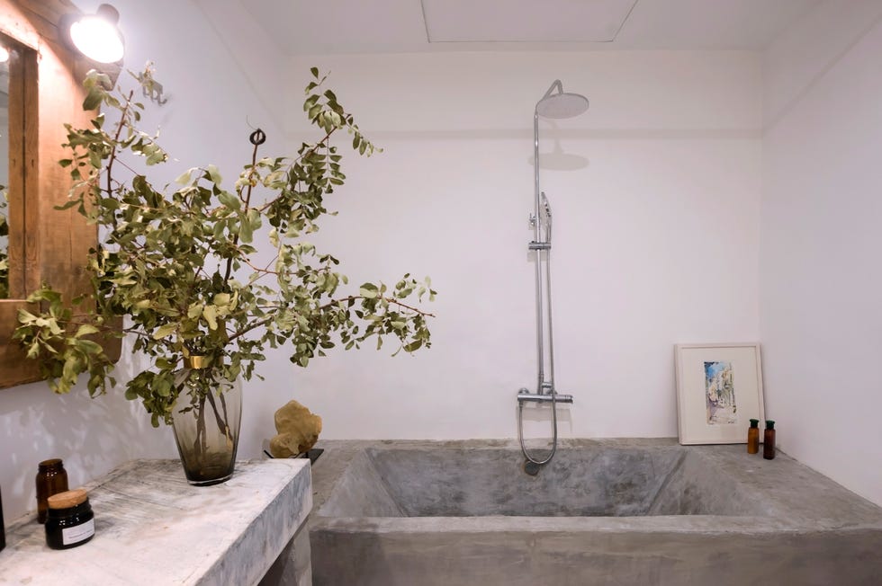 baño rústico con bañera de piedra