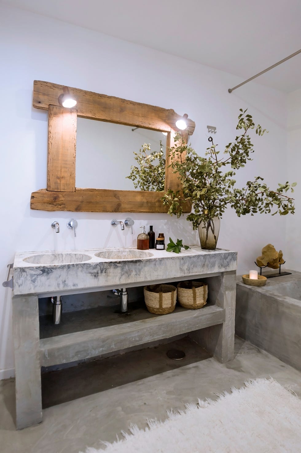 baño rústico con lavabo de piedra y espejo de madera