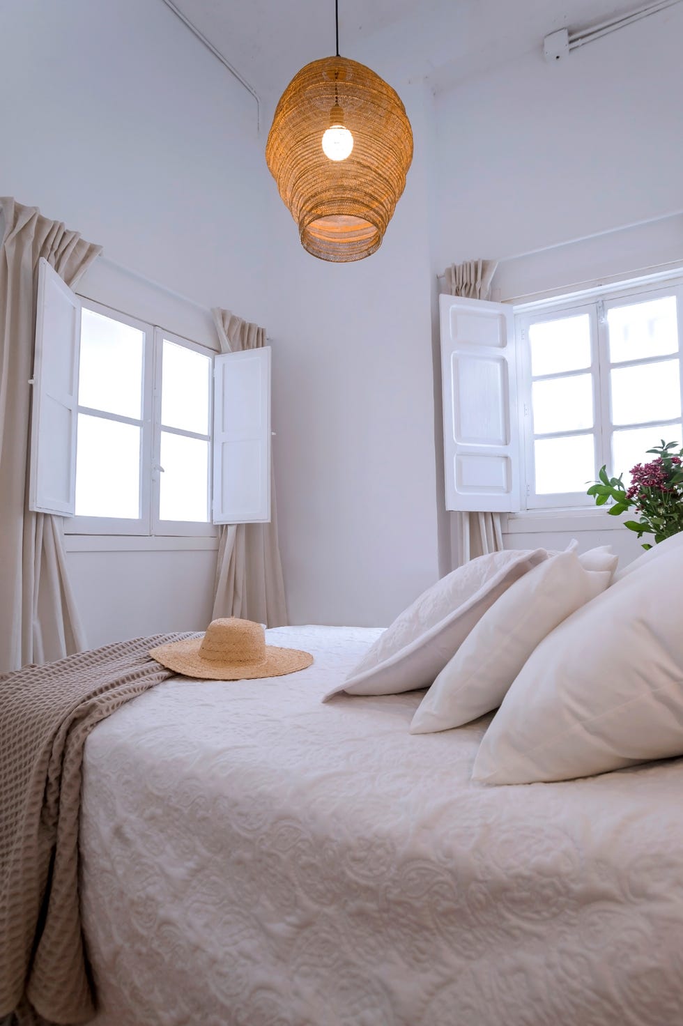 dormitorio rústico con lámpara de techo de fibras